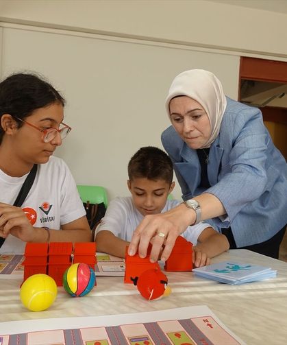 İzmir Katip Çelebi'de görme engelli öğrencilere dokunarak İngilizce öğretiyorlar