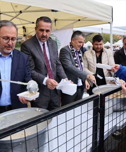 Bornova'da yapılan Manisa Kültür ve Sanat Festivaline yoğun ilgi