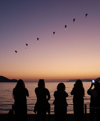 Fethiye'deki ışıklı paramotor gösterisi yoğun ilgi çekti