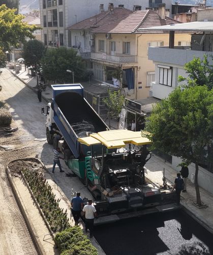 Salihli'de 2 mahalleyi bağlayan Ferah Caddesi'nde asfaltlama çalışması başladı