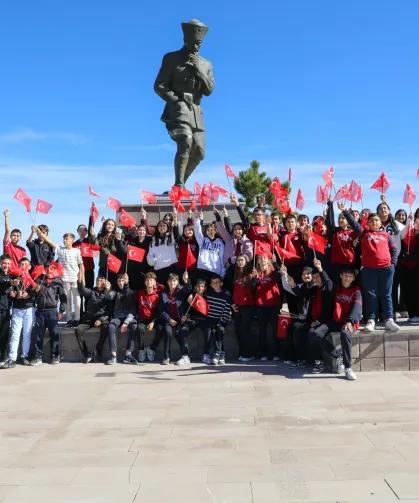 Afyon’da 8 gün boyunca 8 farklı okulun öğrencileri Kocatepe’yi ziyaret etti