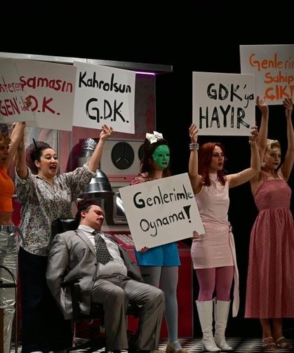 Manisa Şehir Tiyatrosu, yeni sezonu Genetiği Değiştirilmiş Kadınlar Projesi isimli oyunla açtı