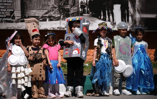 İzmir'de öğrencilerden geri dönüşümlü defile !