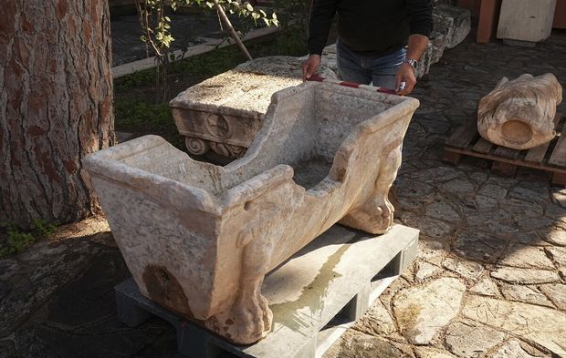 Roma döneminden kalan ve zenginlerin yıkandığı küvet, ineklerin su içtiği yalak olarak kullanıldı