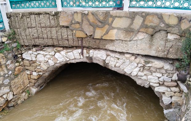 Uşak'ın ortasından geçen Dokuzsele deresi gürül gürül akıyor