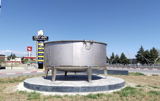 Uşak'taki kavşak noktasına devasa çorba kazanı kondu