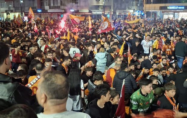 Uşak'ta Galatasaray taraftarının dört dörtlük şampiyonluk yürüyüşü!