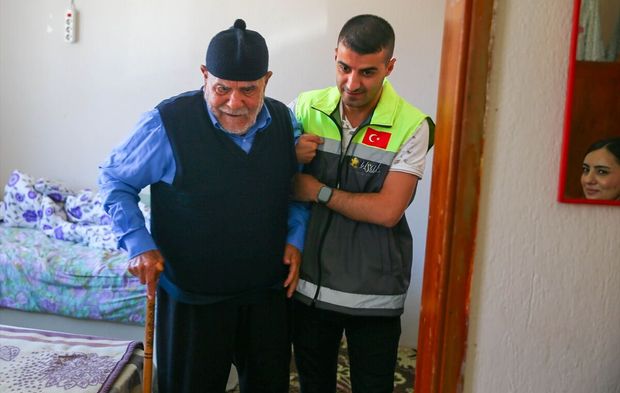 Uşak'ta kapı kapı gezip ihtiyacı olan vatandaşlara destek oluyorlar