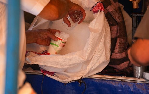 İzmirli Gazeteci Basın Bayramı dolayısıyla kar helvası dağıttı