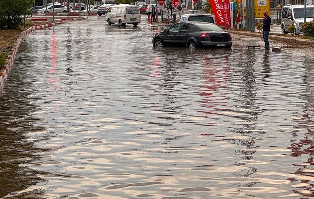 Uşak'ta yoğun yağmur yolları kapattırdı!