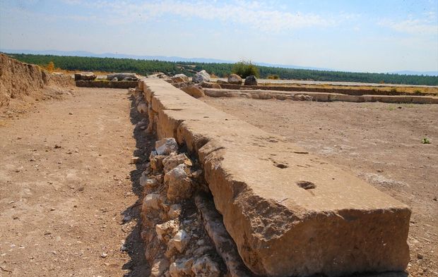 Blaundos'ta Kuzey Tapınağı'nı çevreleyen duvarın kalıntılarına ulaşıldı