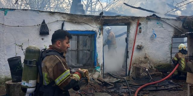 İzmir'de çıkan yangın evi kullanılamaz hale getirdi
