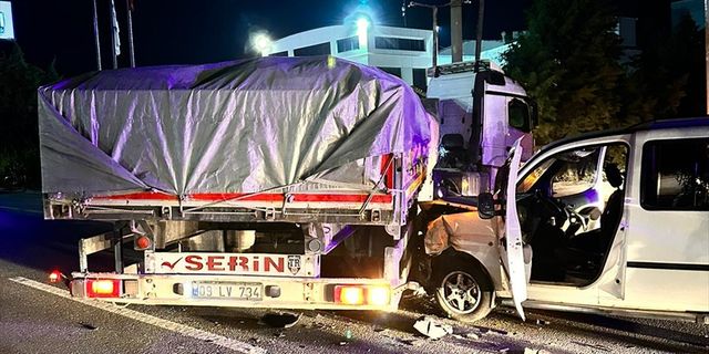 Hafif ticari araç ile tır çarpıştı, 4 kişi yaralandı