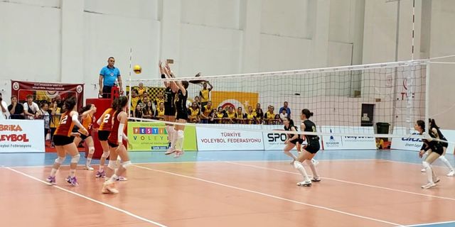 Voleybol Türkiye Şampiyonası midi kızlar ve küçük erkeklerde finalistler belirlendi