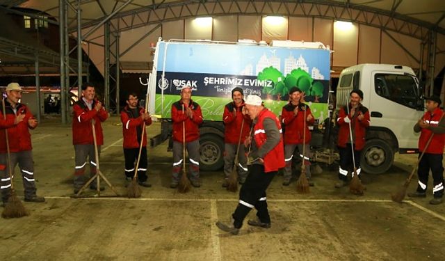Uşak'ta Michael Jackson hayranı temizlik işçisi çalışırken dans ediyor