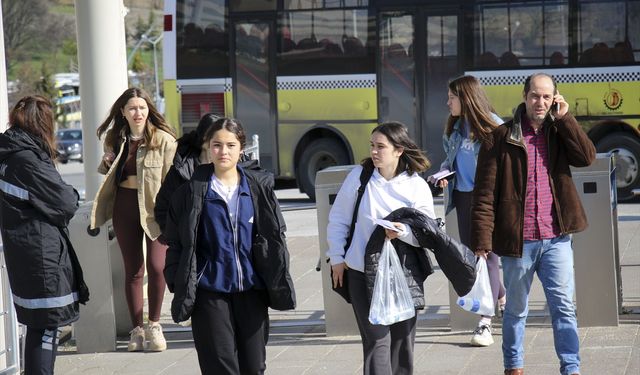 İzmir'de Yükseköğretim Kurumları Sınavı'nın ikinci oturumu AYT başladı