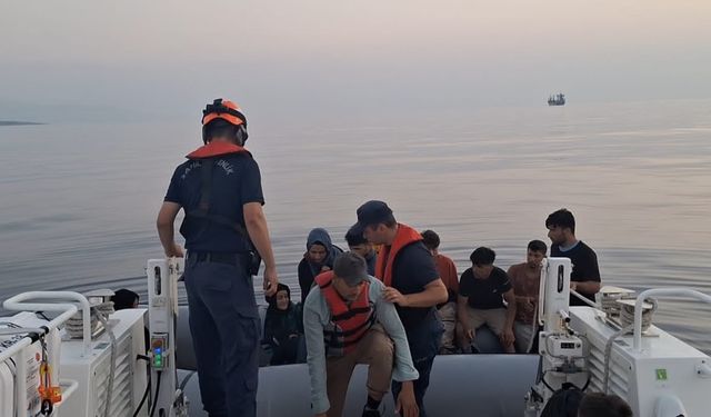 İzmir açıklarında 69 düzensiz göçmen kurtarıldı
