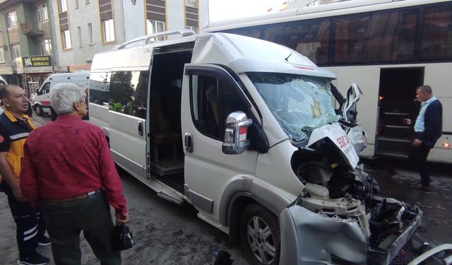 Freni arızalanan otobüs 6 araca çarptı, 3 kişi yaralandı