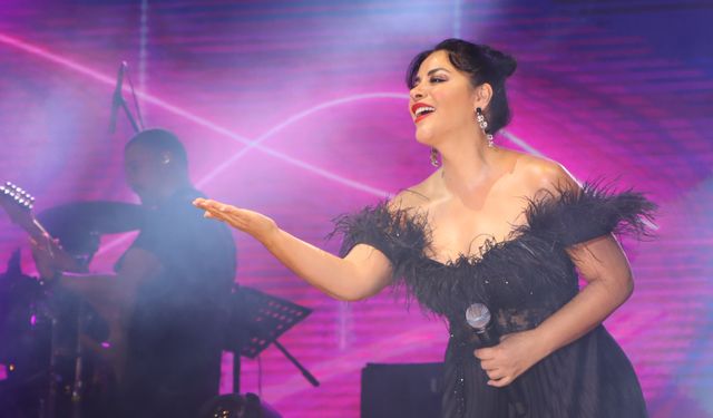 "Beşibiryerde Turizm ve Sanat Festivali"nde şarkıcı Zara konser verdi