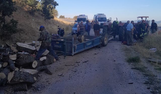 Devrilen odun yüklü traktörün römorkundaki 3 kişi yaralandı