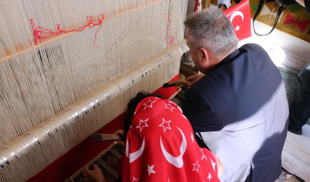 Vali Elban'dan Cumhuriyetin 100. yılı için  Türk bayrağına ilmek