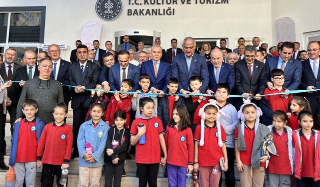 Bakan Ersoy, Halk Kütüphanesi'nin açılışına katıldı