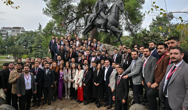 CHP Genel Başkanı, Gençlik Kolları İl Başkanlarıyla Manisa'yı gezdi