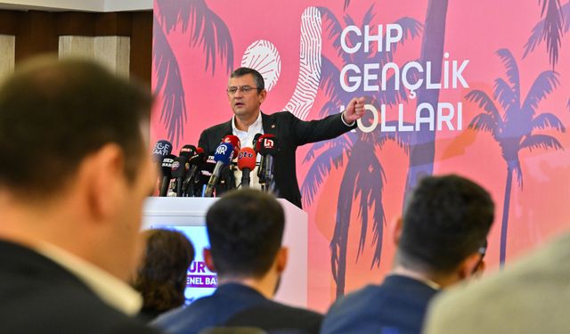 Özgür Özel, tek başına aday olduğu kurultayda yeniden CHP Genel Başkanı seçildi