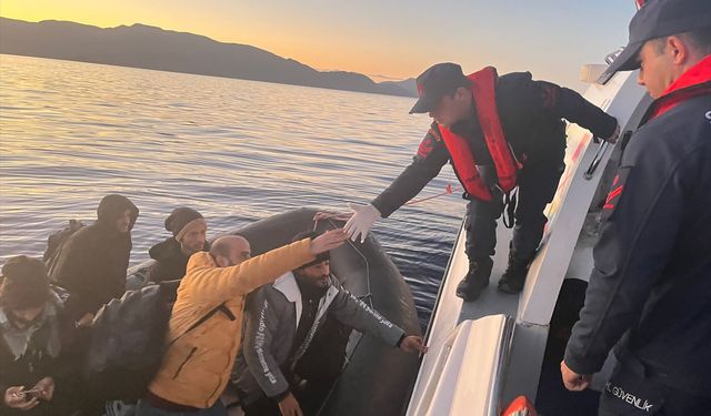 Muğla açıklarında 74 düzensiz göçmen kurtarıldı
