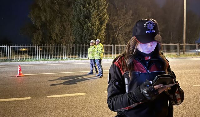 Uşak Banaz’a yasaklı madde getirileceği ihbarını alan ekipler, 2 şahsı kıskıvrak yakaladı