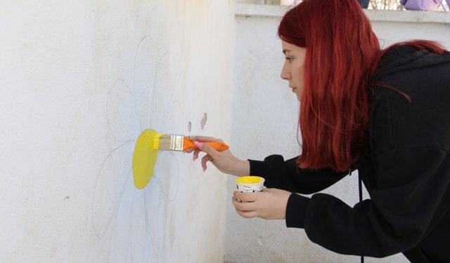 Okul duvarları gençlerin ellerinde renklendi