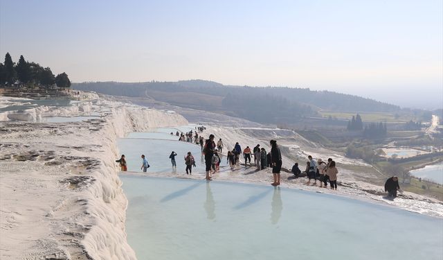 Uşak'tan yoğun olarak ziyaret edilen Pamukkale, 2025'te Denizli'nin 2 katından fazla kişiyi ağırladı