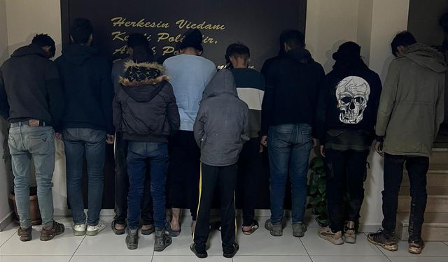 İzmir açıklarında 15 düzensiz göçmen kurtarıldı, 10 düzensiz göçmen yakalandı