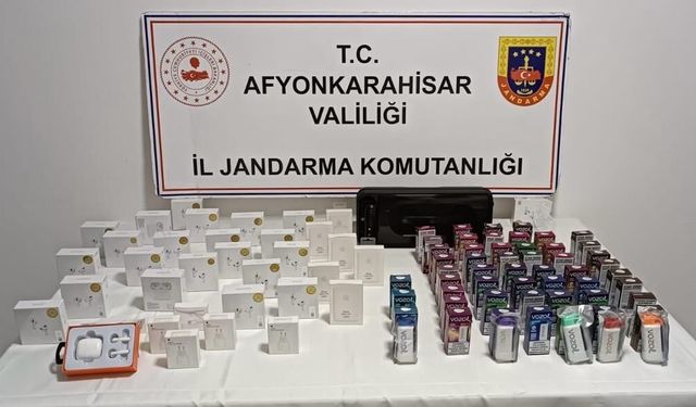 Araçta çok sayıda kaçak ürün ele geçirildi