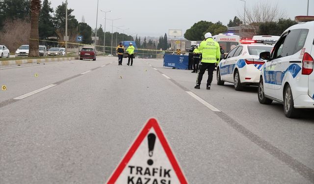 İzmir'deki köprü bariyere çarpan otomobildeki 2 kişi öldü