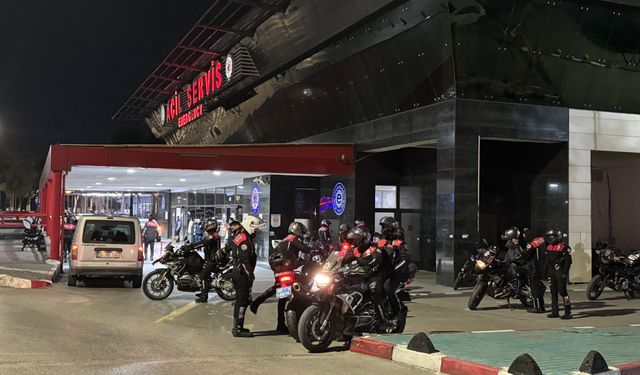 "Dur" ihtarına uymayan otomobili kovalayan 2  polis yaralandı