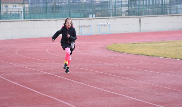 Otizmli Defne atletizmde başarı için koşuyor