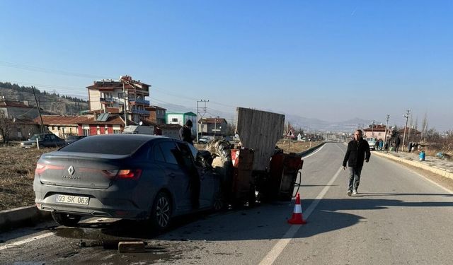 Otomobil ile traktörün çarpıştı, 5 kişi yaralandı !