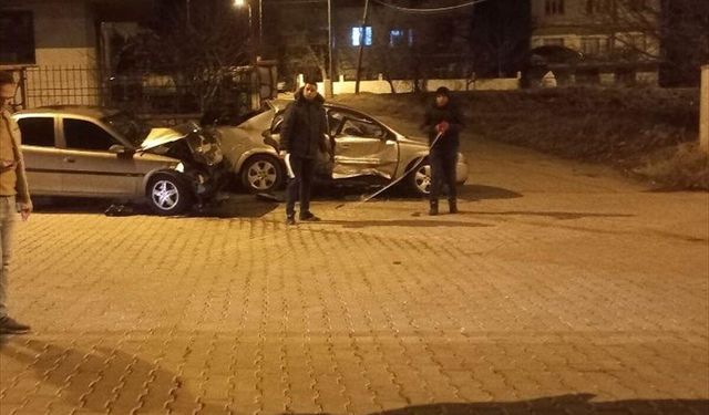 Uşak'ta iki otomobil çarpıştı; 8 kişi yaralı