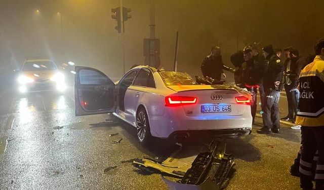 Kırmızı ışıkta bekleyen tıra otomobil çarptı, 1 ölü