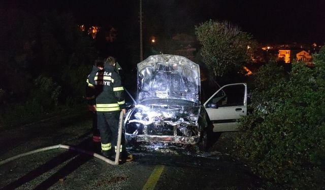 Datça'da seyir halindeki otomobil alev aldı