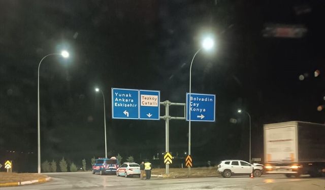 Afyonkarahisar'da Otomobil Tıra Çarptı