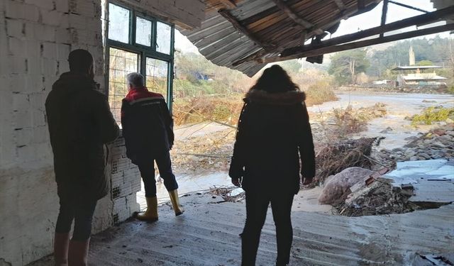 İzmir'de şiddetli yağışın etkili olduğu bölgelerde hasar tespit çalışmaları yapılıyor