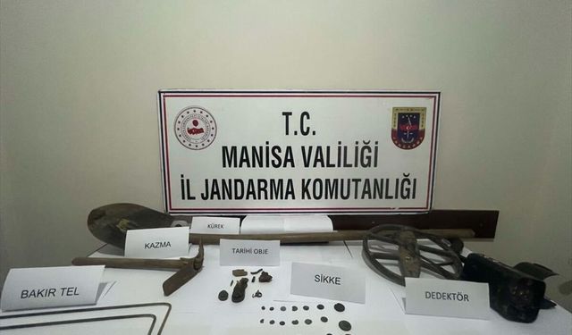 Salihli'de 21 sikke ile tarihi eser niteliğindeki objeler ele geçirildi