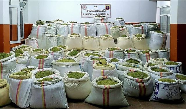 İzmir'de teneke ambalajlarda 9 kilo 605 gram esrar ele geçirildi