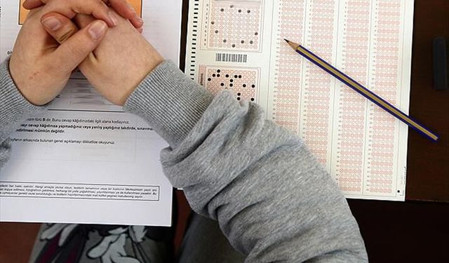 Kütahya'da ehliyet sınavında düzenekle kopya çeken şüpheli ile suç ortağı yakalandı