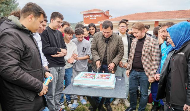 Başkan Çakın’dan Üçüncü Yılını Dolduran Genç Kuşak Topluluğuna Sürpriz Pastalı Kutlama