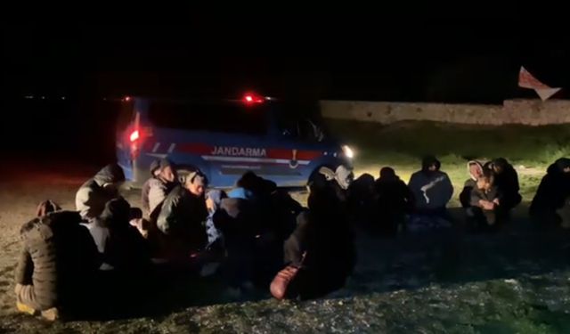 33 düzensiz göçmen kurtarıldı, 129 göçmen yakalandı
