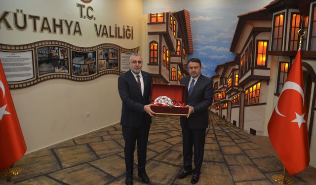Bakan Işıkhan, Kütahya'da AK Parti Seçim Koordinasyon Merkezi'ni ziyaret etti