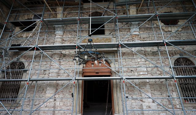 İzmir depreminde hasar gören asırlık cami restore ediliyor